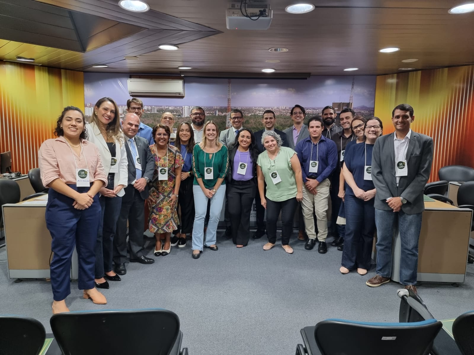 Participantes do evento posam para a foto.