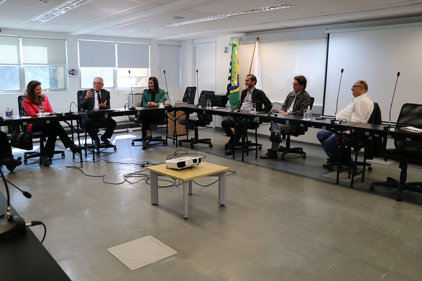 Da esquerda para a direita: Andrea Figueiredo Procopio de Moura, nova integrante da Comissão; Odemilson Donizete Mossero, presidente do Regional; Rosemary Viola Bosch, tesoureira e presidente da Comissão de Responsabilidade Técnica; e os membros da Comissão: Fernando José Pires de Souza, Klaus Saldanha Hellwig e Antônio Ianni.