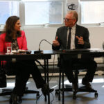 Andrea Figueiredo Procopio de Moura, da Comissão de Agronegócio do CRMV-SP, e Odemilson Donizete Mossero, presidente, estão sentados e conversam sobre a atuação no Ministério da Agricultura e Pecuária.