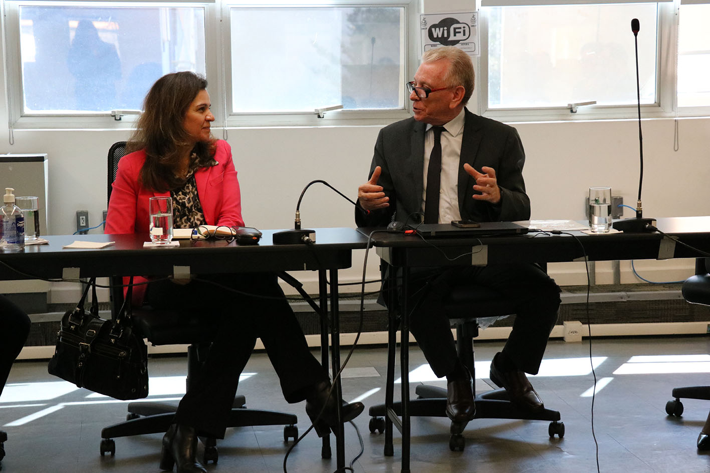 Andrea Figueiredo Procopio de Moura, da Comissão de Agronegócio do CRMV-SP, e Odemilson Donizete Mossero, presidente, estão sentados e conversam sobre a atuação no Ministério da Agricultura e Pecuária.