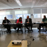 A nova integrante da Comissão de Agronegócio do CRMV-SP, assina a posse, ao lado do presidente do CRMV-SP e do secretário-geral do CRMV-SP. A tesoureira do CRMV-SP está ao lado do presidente do Regional.