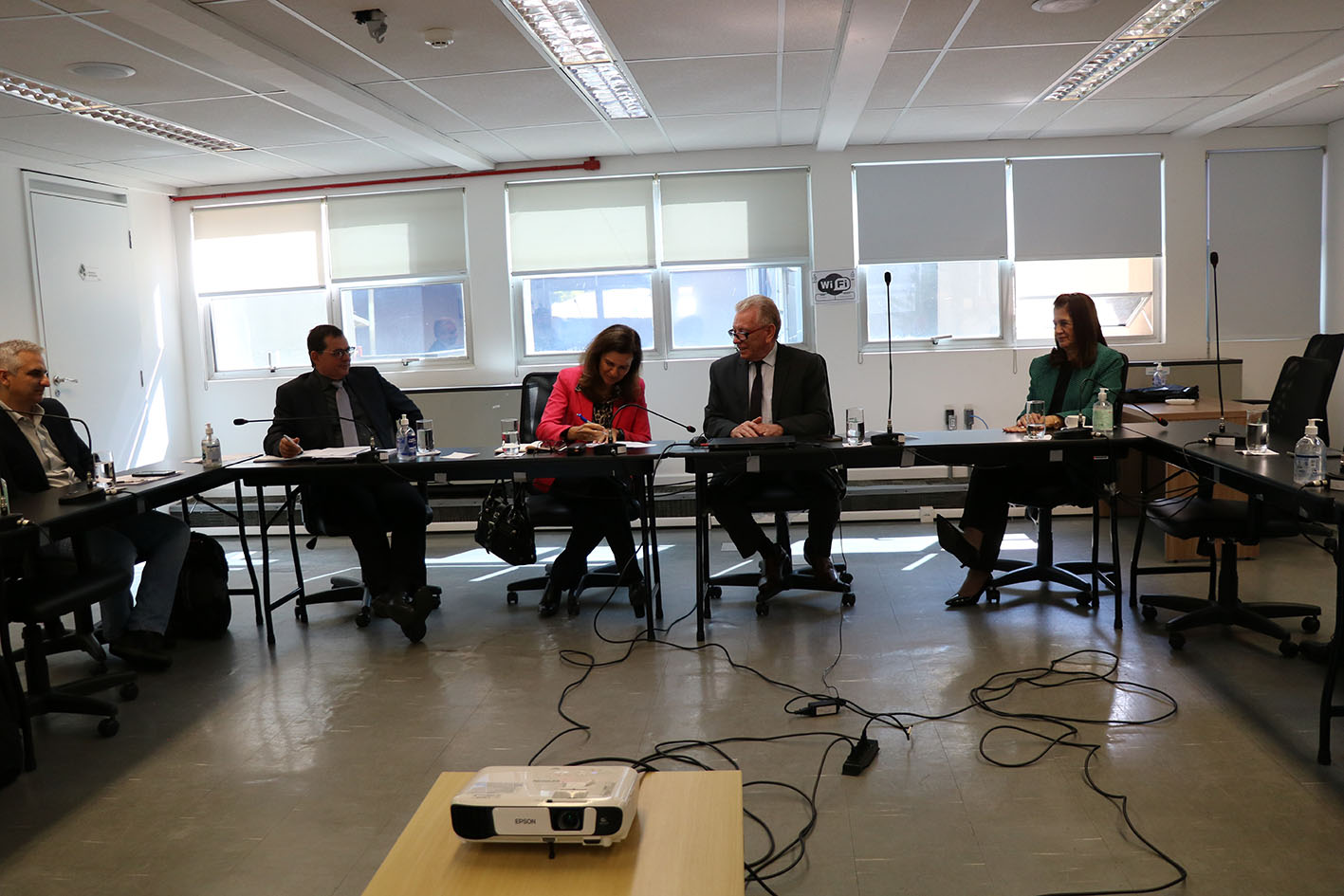 A nova integrante da Comissão de Agronegócio do CRMV-SP, assina a posse, ao lado do presidente do CRMV-SP e do secretário-geral do CRMV-SP. A tesoureira do CRMV-SP está ao lado do presidente do Regional.