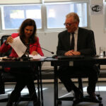 Na foto, Andrea assina a posse, ao lado do presidente do CRMV-SP.