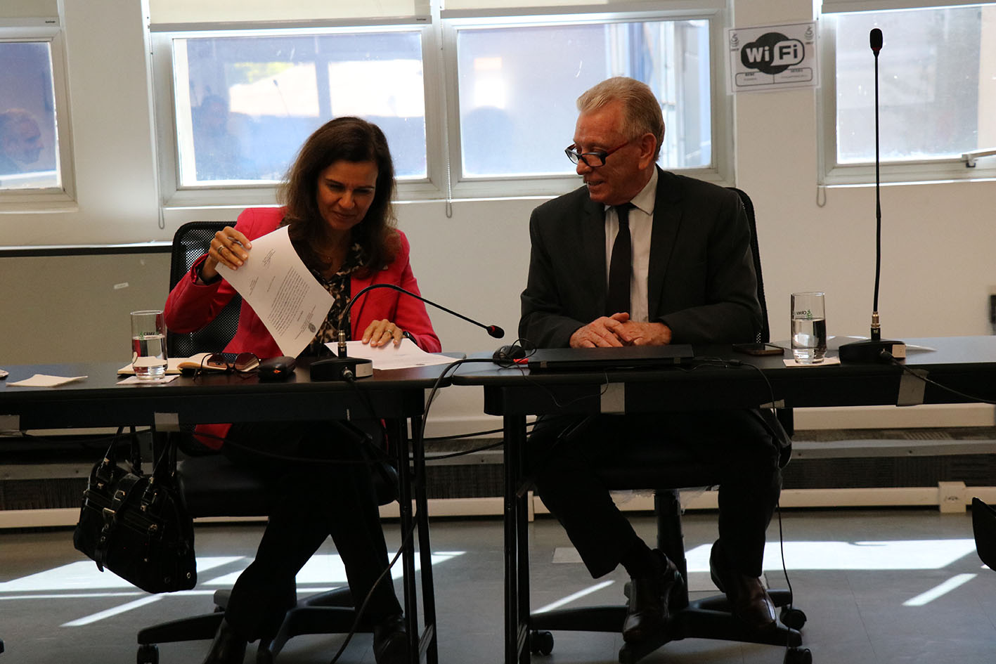 Na foto, Andrea assina a posse, ao lado do presidente do CRMV-SP.