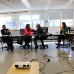 O presidente do CRMV-SP e a membro da Comissão de Agronegócio se cumprimentam. Ao lado de ambos, o secretário-geral e a tesoureira do CRMV-SP batem palmas, durante a posse.