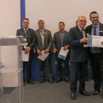 Na foto, Márcio Thomazo Mota, presidente da Comissão de Clínicos de Pequenos Animais e membro da Comissão de Entidades Veterinárias do Estado de São Paulo do CRMV-SP, recebe a nomeação do presidente do CRMV-SP, Odemilson Donizete Mossero. Atrás está o logo da Associação Brasileira de Hospitais Veterinários ABHV.