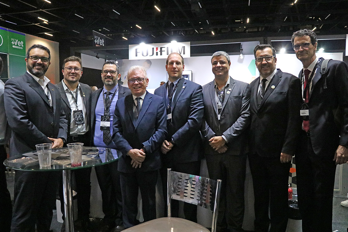 Na foto, durante a feira, representantes de entidades ligadas ao setor posam para a foto, durante a feira Pet South America 2023.