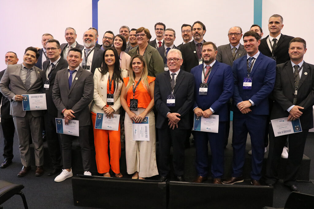 A foto mostra membros da Associação Brasileira dos Hospitais Veterinários ABHV posando para a foto, após a posse como integrantes da diretoria.