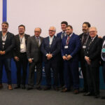 Vencedores de prêmios de médicos-veterinários e empresas de destaque para o setor posam para a foto.