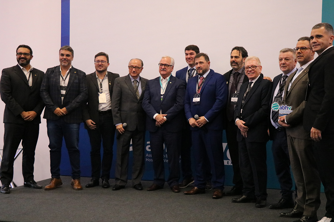 Vencedores de prêmios de médicos-veterinários e empresas de destaque para o setor posam para a foto.