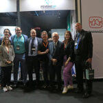 Posam para a foto membros e representantes de entidades de classe e pessoas ligadas ao setor e à Medicina Veterinária.