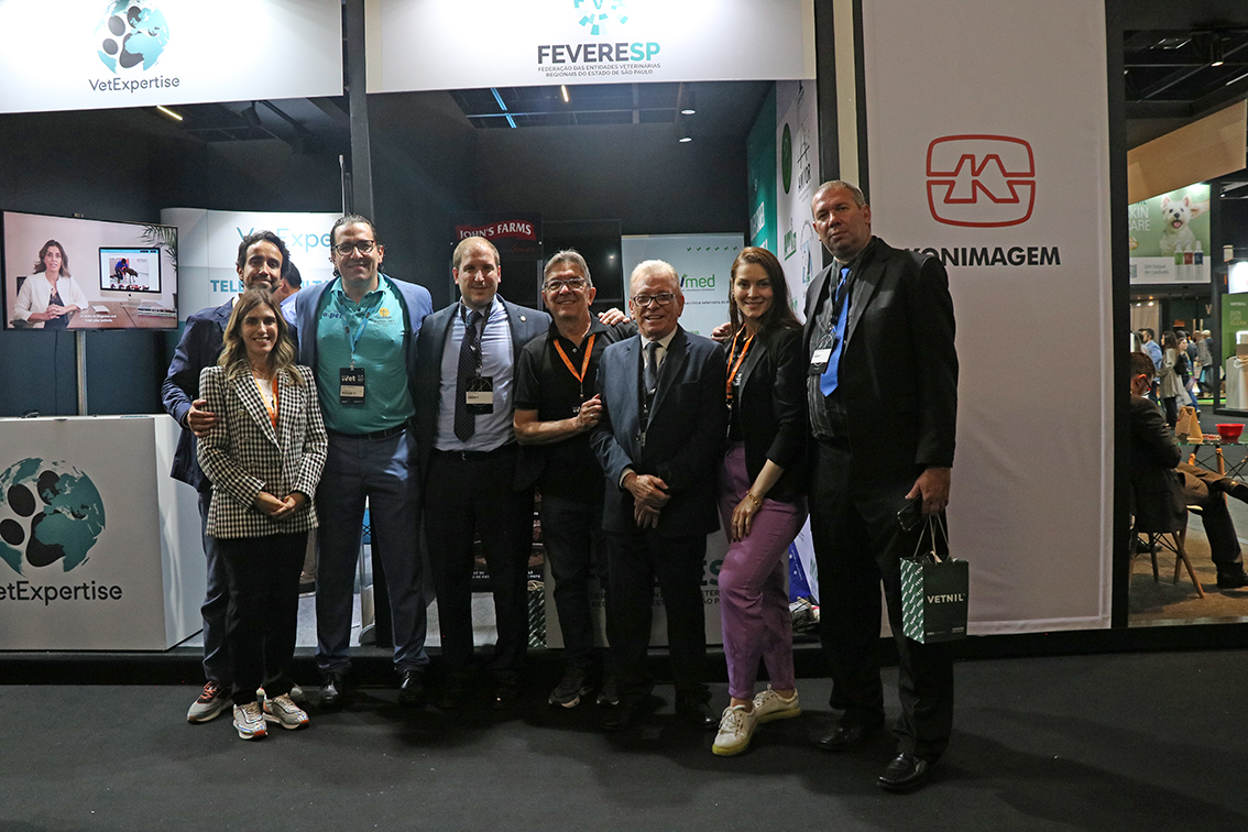 Posam para a foto membros e representantes de entidades de classe e pessoas ligadas ao setor e à Medicina Veterinária.