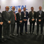 Membros do CRMV-SP e de entidades de classe posam para a foto durante a Pet South America 2023.