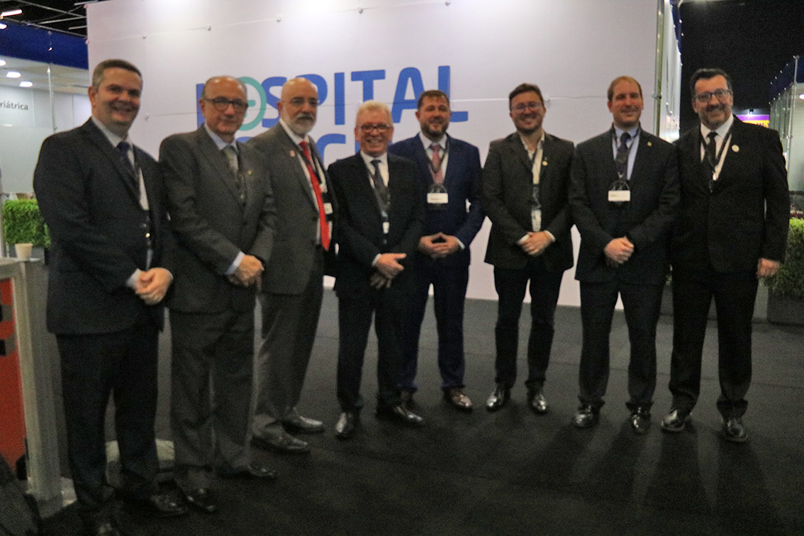 Membros do CRMV-SP e de entidades de classe posam para a foto durante a Pet South America 2023.