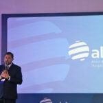 Na foto, João Abel Buck, membro da Comissão de Políticas Públicas do CRMV-SP, discursa durante o evento. Atrás está o logo da Associação Brasileira de Hospitais Veterinários ABHV.