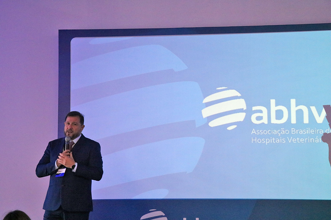 Na foto, João Abel Buck, membro da Comissão de Políticas Públicas do CRMV-SP, discursa durante o evento. Atrás está o logo da Associação Brasileira de Hospitais Veterinários ABHV.
