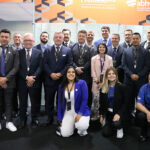 Na foto, recém nomeados da diretoria da ABHV e vencedores de prêmios concedidos pela ABHV posam para a foto.