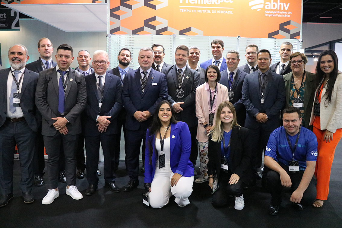 Na foto, recém nomeados da diretoria da ABHV e vencedores de prêmios concedidos pela ABHV posam para a foto.