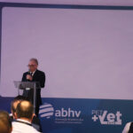 Na foto, o presidente do CRMV-SP, Odemilson Donizete Mossero, discursa na abertura do evento.