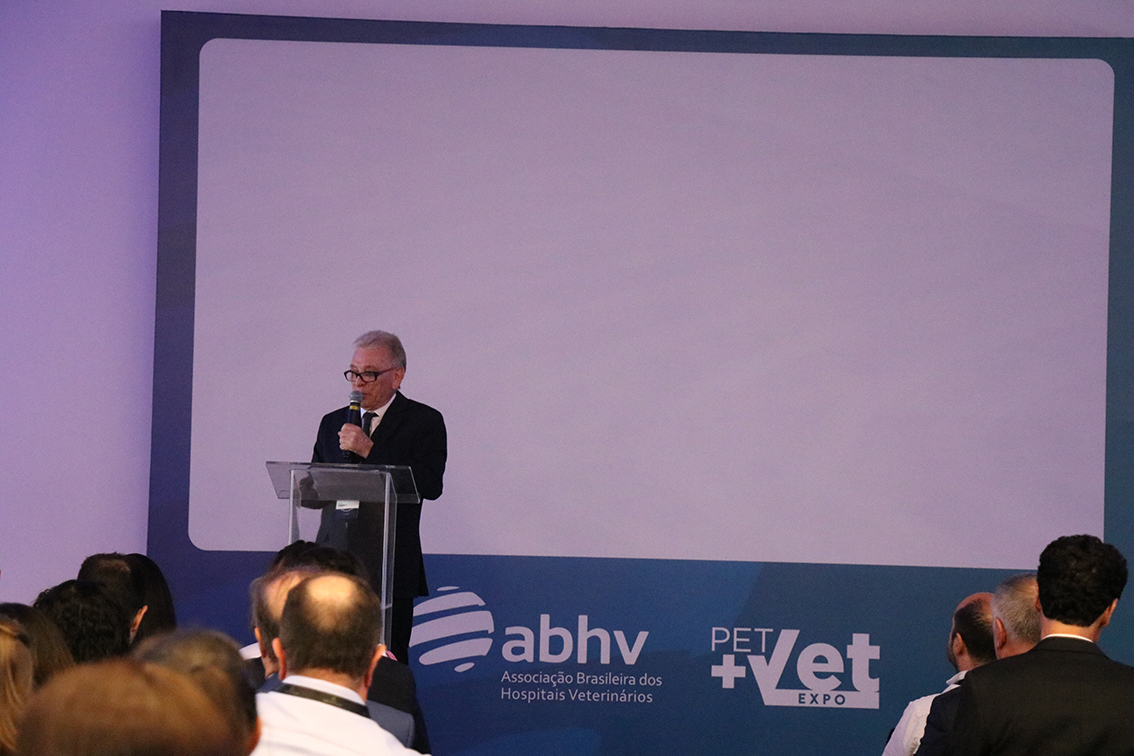 Na foto, o presidente do CRMV-SP, Odemilson Donizete Mossero, discursa na abertura do evento.