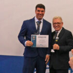 Na foto, o representante regional de Campinas e membro das Comissões de Entidades Veterinárias do Estado de São Paulo e de Clínicos de Pequenos Animais do Regional, Paulo Corte Neto, recebe a nomeação do presidente do CRMV-SP, Odemilson Donizete Mossero. Atrás está o logo da Associação Brasileira de Hospitais Veterinários ABHV.