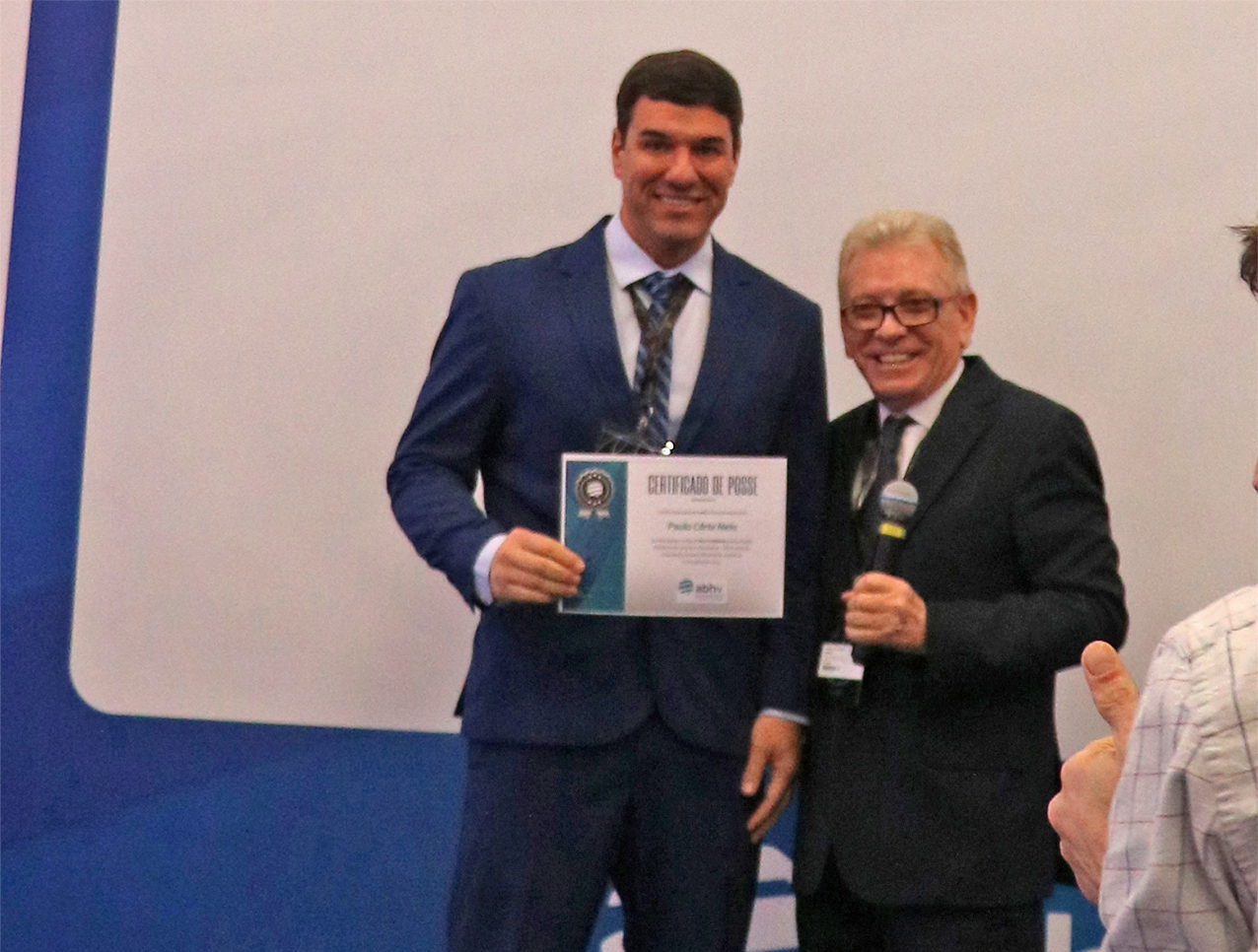 Na foto, o representante regional de Campinas e membro das Comissões de Entidades Veterinárias do Estado de São Paulo e de Clínicos de Pequenos Animais do Regional, Paulo Corte Neto, recebe a nomeação do presidente do CRMV-SP, Odemilson Donizete Mossero. Atrás está o logo da Associação Brasileira de Hospitais Veterinários ABHV.