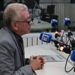 O presidente do CRMV-SP está falando ao microfone, durante gravação do programa.
