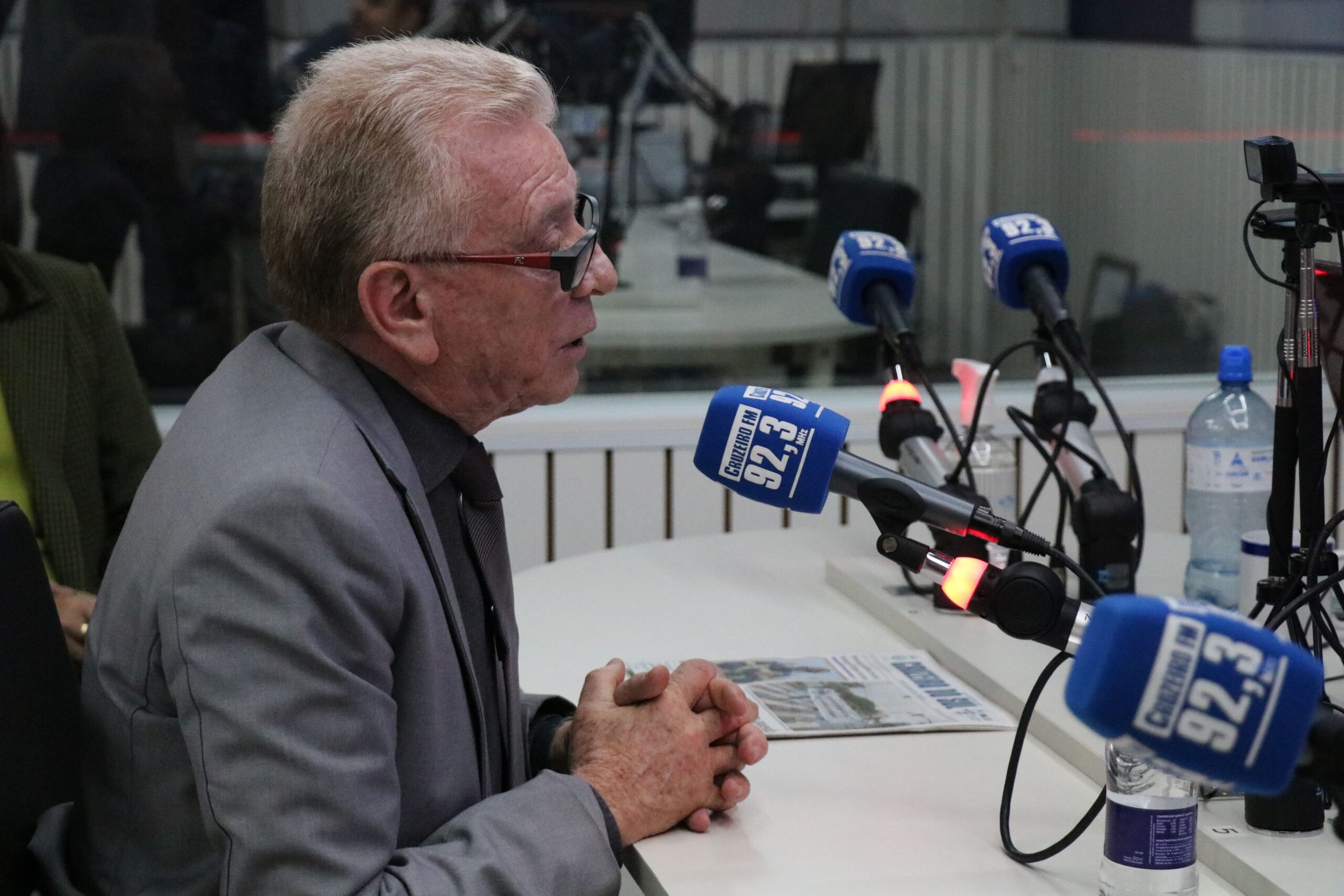 O presidente do CRMV-SP está falando ao microfone, durante gravação do programa.