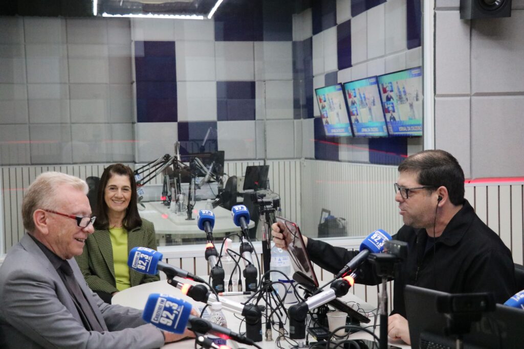 O presidente do CRMV-SP e a tesoureira Rosemary Bosch estão no estúdio junto ao radialista da emissora.