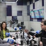 O presidente do CRMV-SP e a tesoureira Rosemary Bosch estão no estúdio junto ao radialista da emissora.