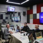 O presidente e a tesoureira do CRMV-SP estão no estúdio, junto a dois radialistas da Rádio Cruzeiro FM.