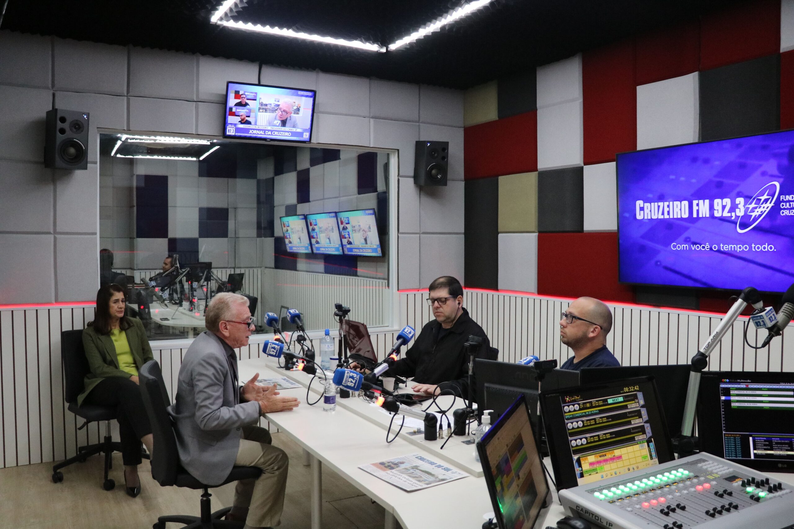 O presidente e a tesoureira do CRMV-SP estão no estúdio, junto a dois radialistas da Rádio Cruzeiro FM.
