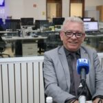O presidente do CRMV-SP fala ao microfone, em estúdio da Rádio Cruzeiro FM.