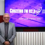 O presidente do CRMV-SP posa para foto. Atrás está o logotipo da Rádio Cruzeiro FM.
