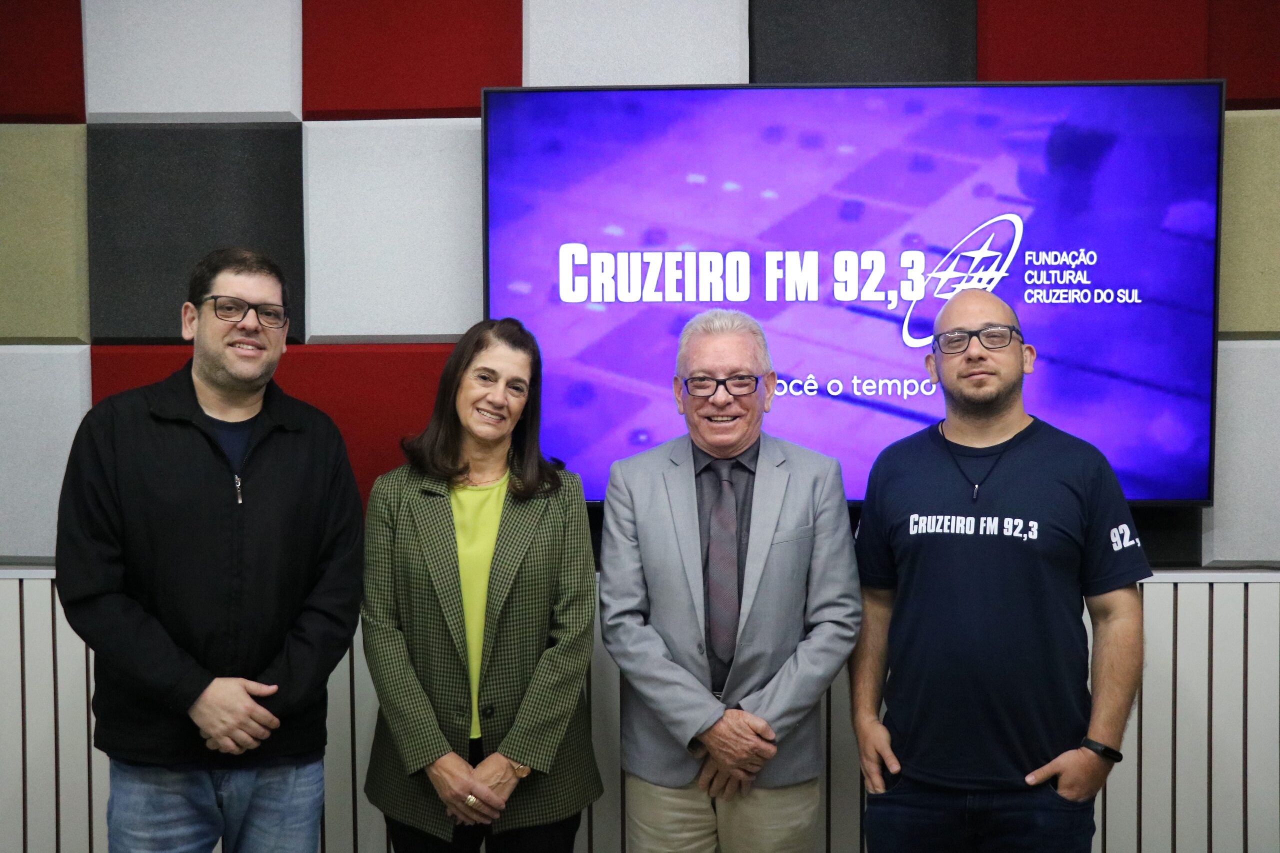 Na foto, os apresentadores do Jornal da Cruzeiro, a tesoureira do CRMV-SP, Rosemary Viola Bosch, e o presidente do Conselho, Odemilson Donizete Mossero.