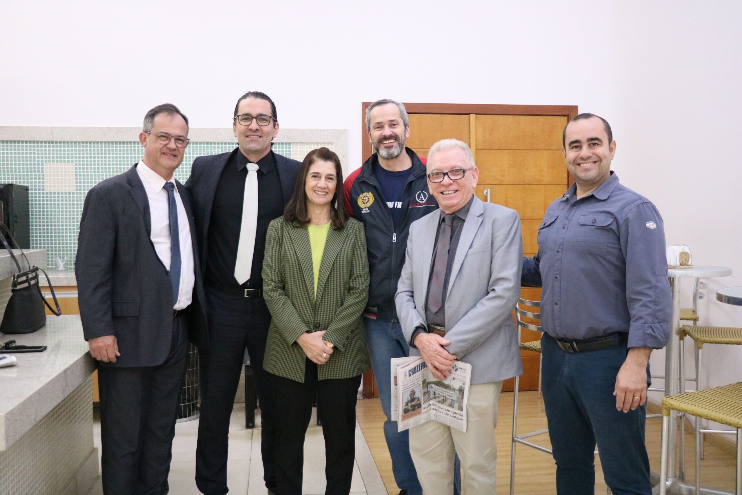 Na foto, da esquerda para a direita, o representante regional de Sorocaba, Renato Murta, o conselheiro, Felipe Consentini, a tesoureira do CRMV-SP, Rosemary Viola Bosch, o produtor de jornalismo da Rádio Cruzeiro FM, o presidente do CRMV-SP, Odemilson Donizete Mossero, e o médico-veterinário e ex-secretário de Meio Ambiente de Sorocaba, Antônio Prieto Neto.
