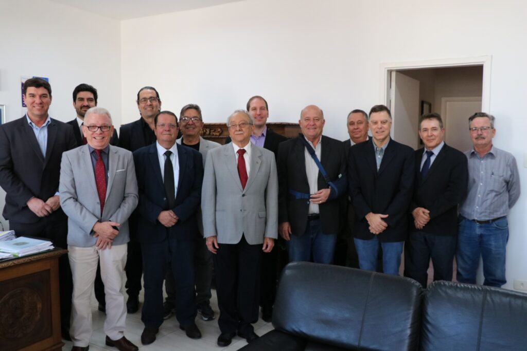 Na foto estão os representantes do CRMV-SP com os delegados do Deinter 2 e do Deic de Campinas. Estão todos de pé, dispostos lado a lado e posando para a câmera.