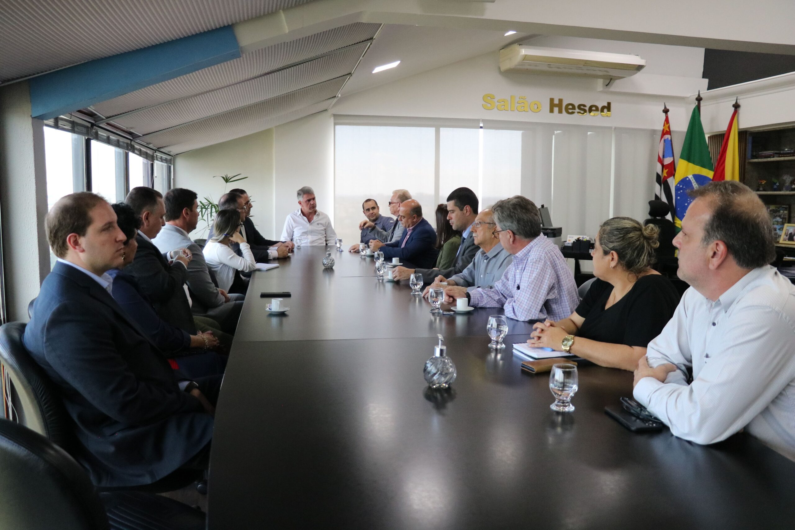 Na foto há membros do CRMV-SP reunidos à mesa com o Secretário de Governo de Sorocaba