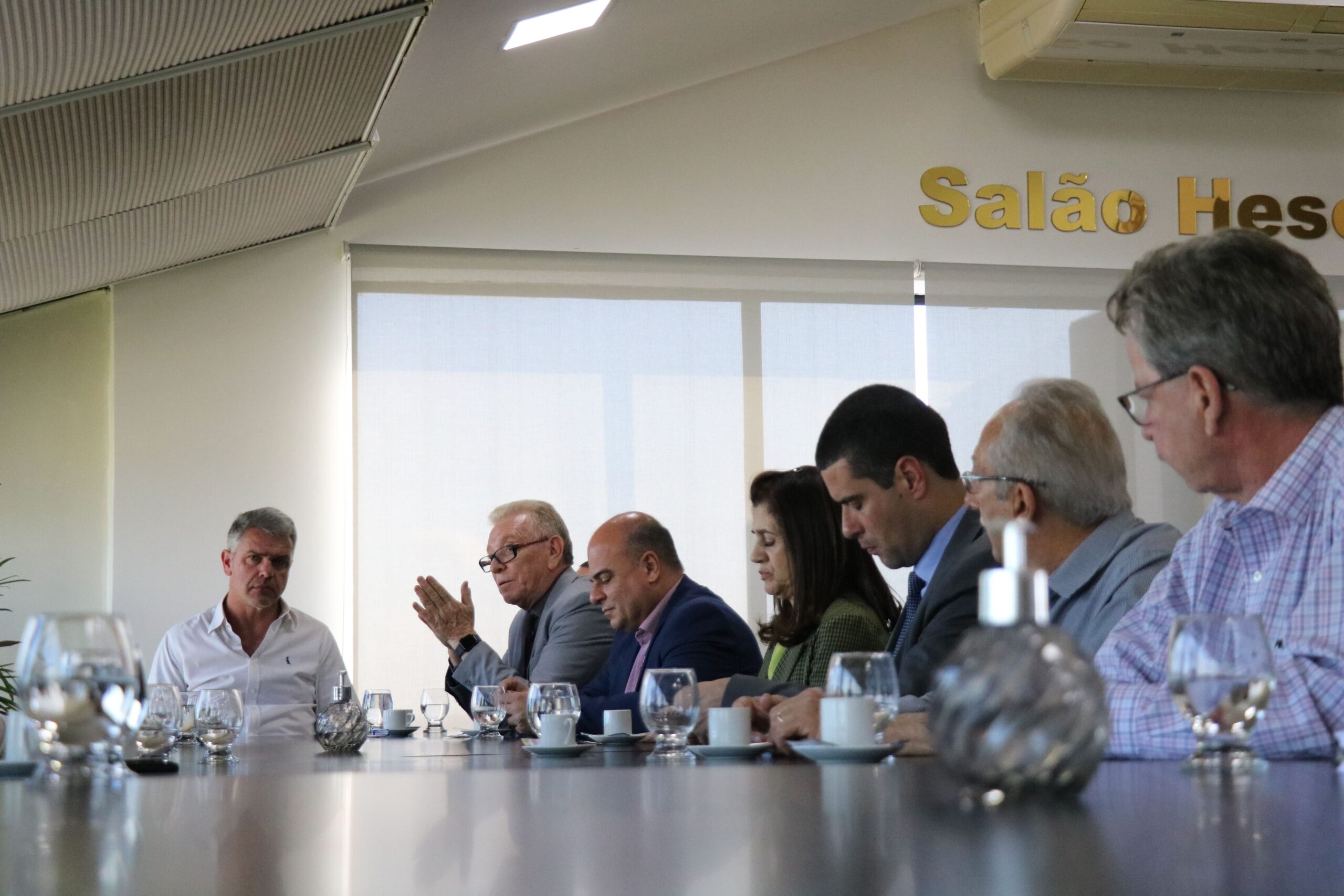 Na foto há membros do CRMV-SP reunidos à mesa com o Secretário de Governo de Sorocaba