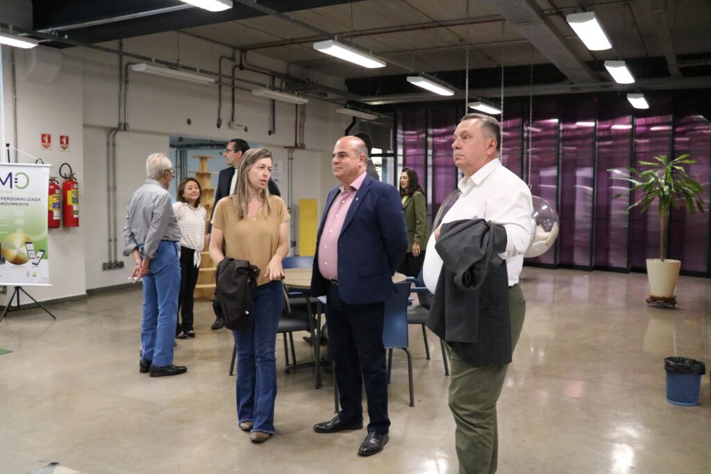 Na foto há uma mulher e dois homens. A docente da Uniso Ana Carolina Porto, do Vice-presidente do CRMV-SP Fabio Manhoso e o integrante da Comissão Técnica de Saúde Pública Veterinária, Mário Ramos
