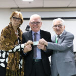 A foto mostra o presidente do CFMV, Francisco Cavalcanti de Almeida, a vice-presidente do Federal, Ana Elisa Almeida, e o presidente do CRMV-SP, Odemilson Donizete Mossero, segurando a cédula de identidade profissional.