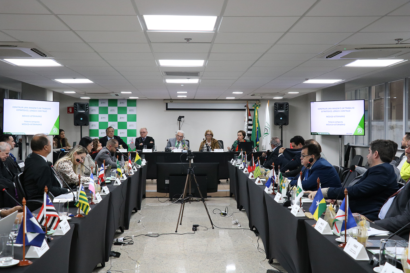 A foto mostra os presidentes dos CRMVs sentados durante a CNP.