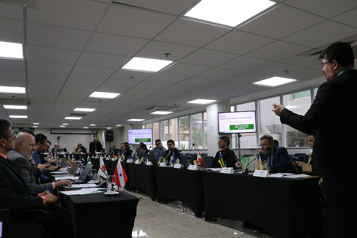 A foto mostra os presidentes dos CRMVs sentados durante a CNP. O diretor do Departamento Jurídico do CFMV, Cyrlston Martins Valentino, está apresentando à frente.