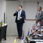 O presidente do Conselho Regional de Medicina Veterinária do Estado de Mato Grosso do Sul (CRMV-MS), Thiago Leite Fraga, acompanhado do delegado da Delegacia Especializada de Repressão aos Crimes Contra as Relações de Consumo (Decon), estão apresentando para a platéia.