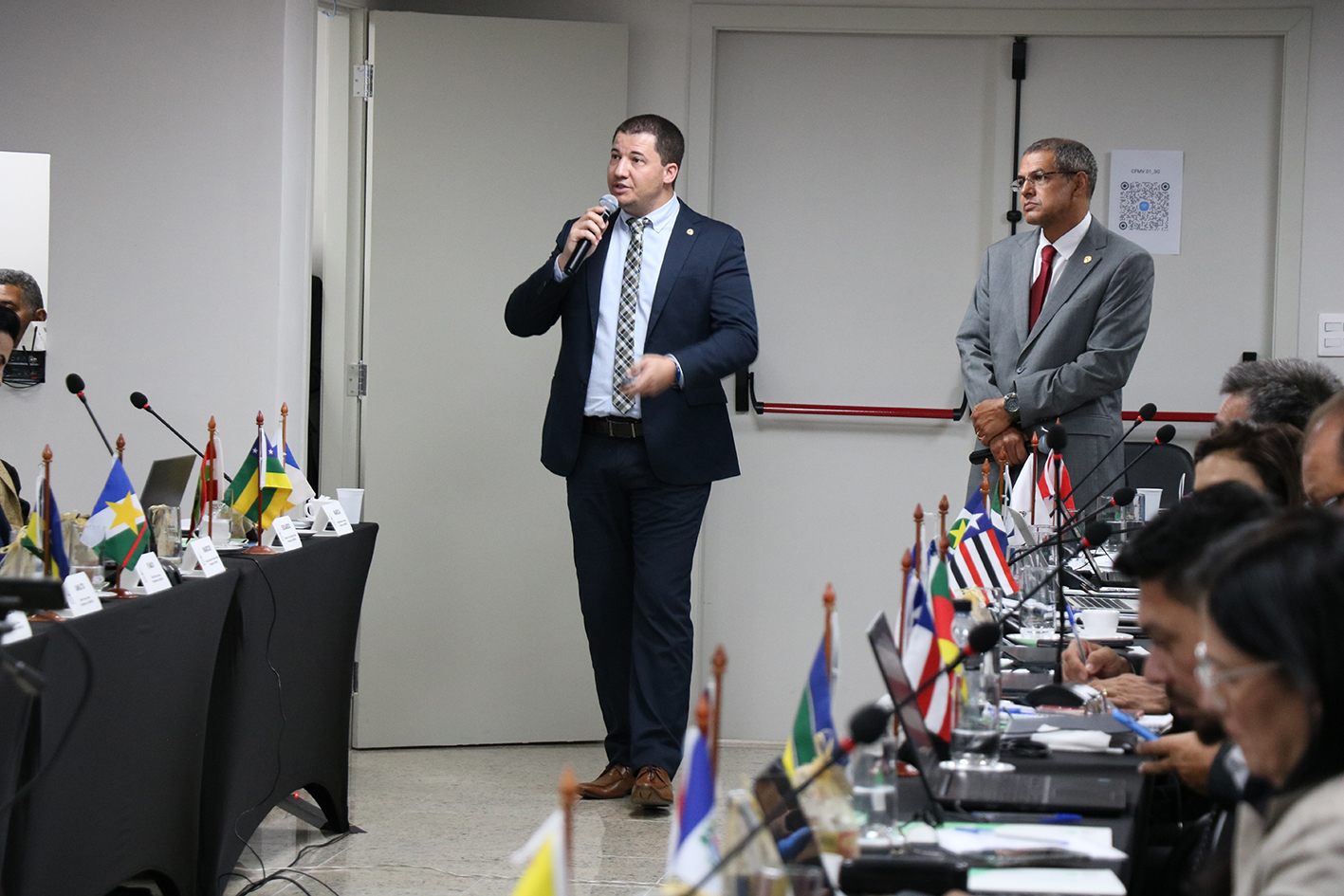O presidente do Conselho Regional de Medicina Veterinária do Estado de Mato Grosso do Sul (CRMV-MS), Thiago Leite Fraga, acompanhado do delegado da Delegacia Especializada de Repressão aos Crimes Contra as Relações de Consumo (Decon), estão apresentando para a platéia.