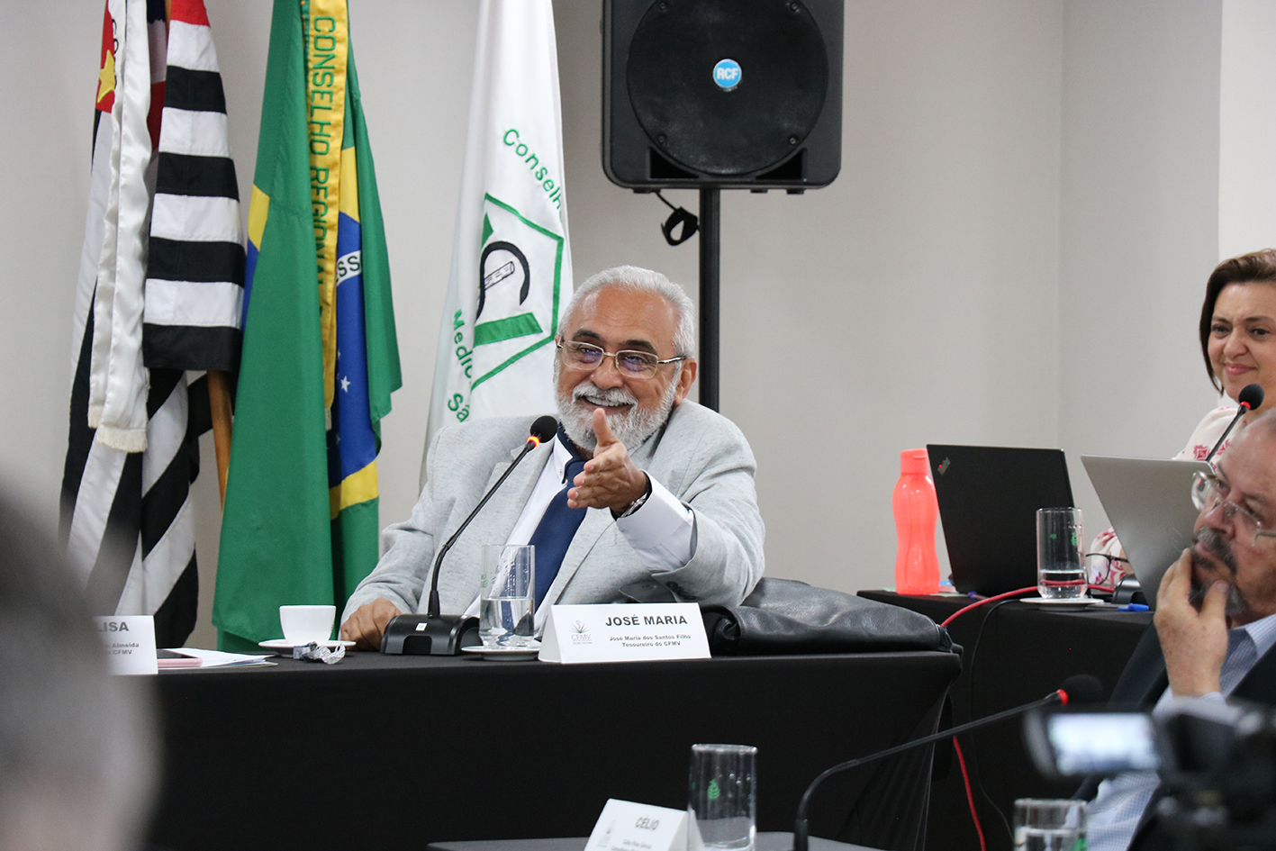 A foto mostra os presidentes dos CRMVs sentados durante a CNP.