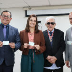 A foto mostra os membros da diretoria do CRMV-SP recebendo a cédula profissional do Doutor Francisco, presidente do CFMV.