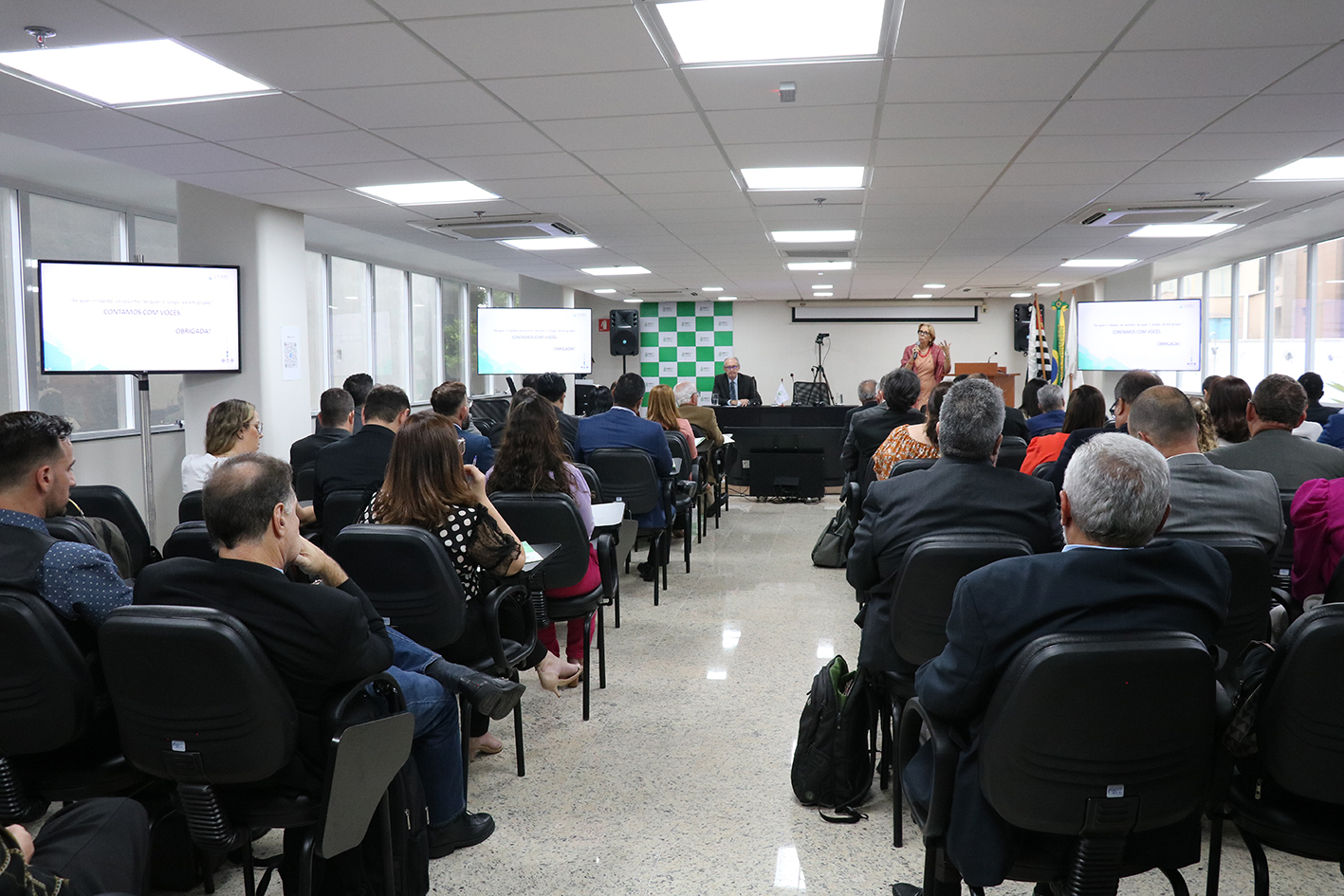 A imagem mostra os membros participantes sentados