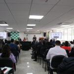 A foto mostra a platéia.