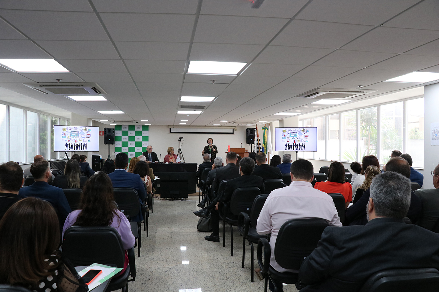 A foto mostra a platéia.